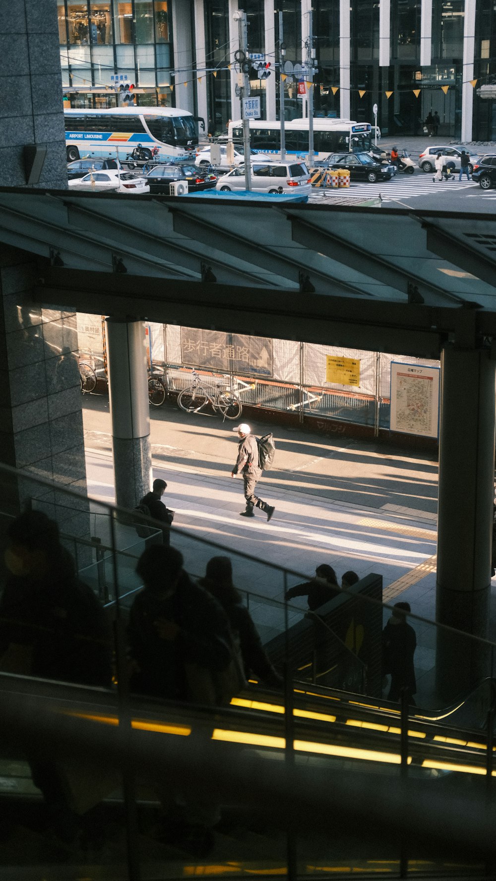 스케이트보드를 타고 계단을 내려가는 남자