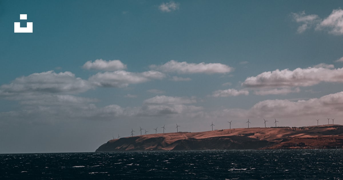 Una Gran Masa De Agua Con Molinos De Viento En El Fondo Foto Imagen una-gran-masa-de-agua-con-molinos-de-viento-en-el-fondo-foto-imagen