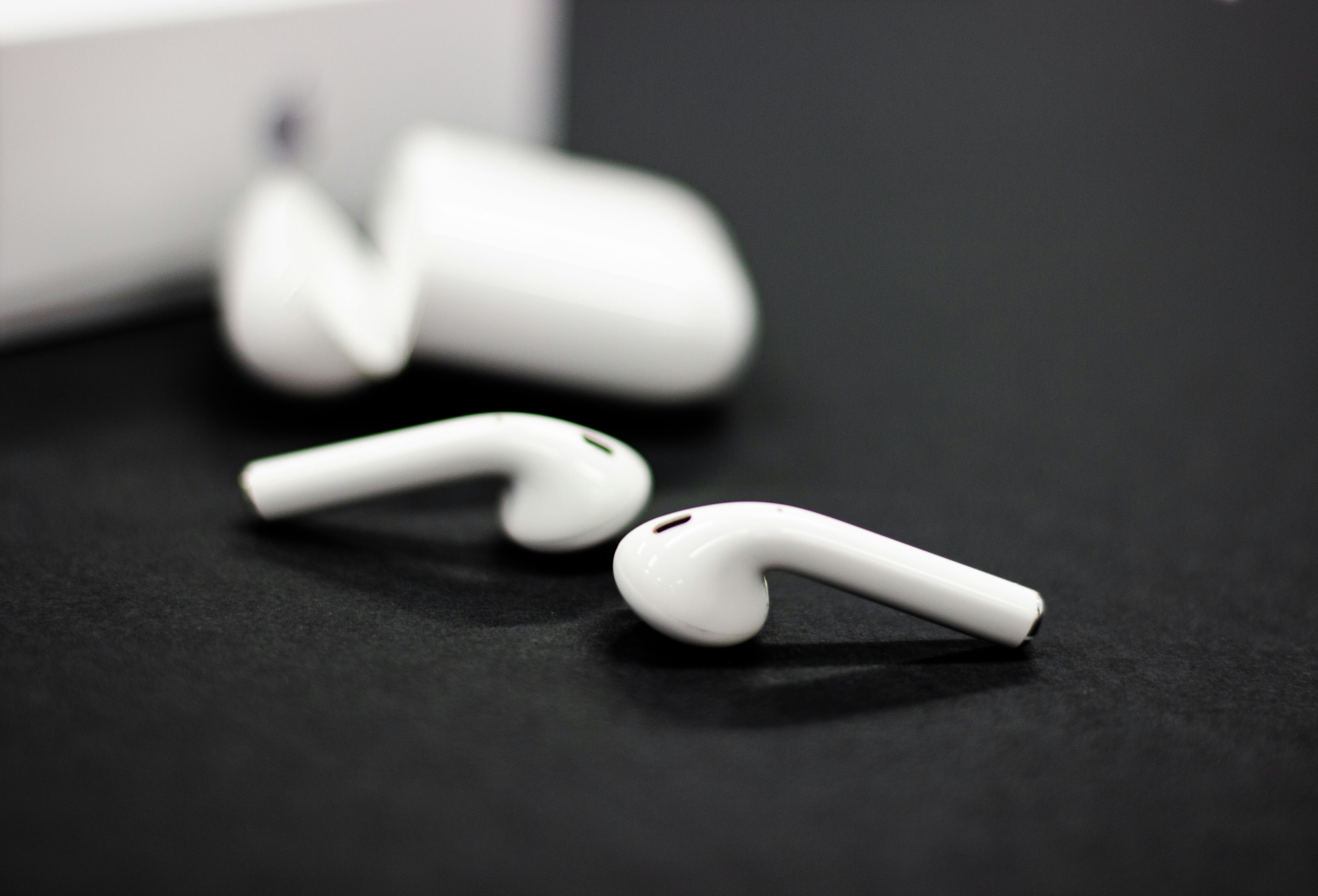 un paio di auricolari seduti sopra un tavolo