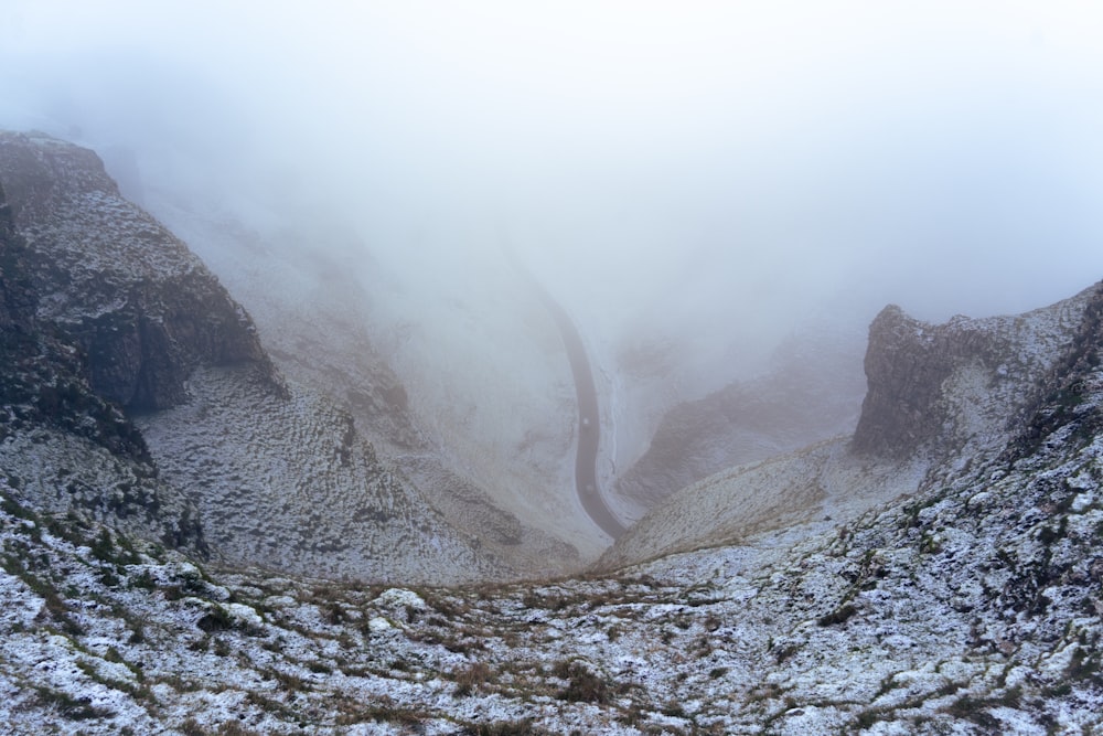 una vista de una montaña nevada con una carretera que la atraviesa