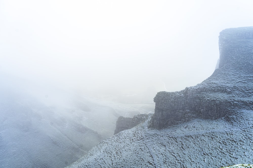 Une très haute montagne avec un ciel très brumeux