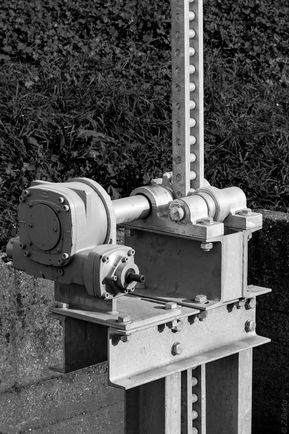 a black and white photo of a machine