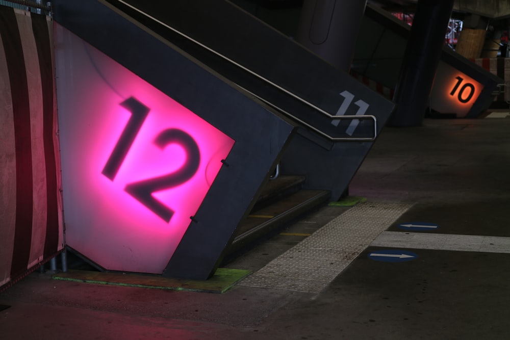 um sinal de néon com o número doze sobre ele