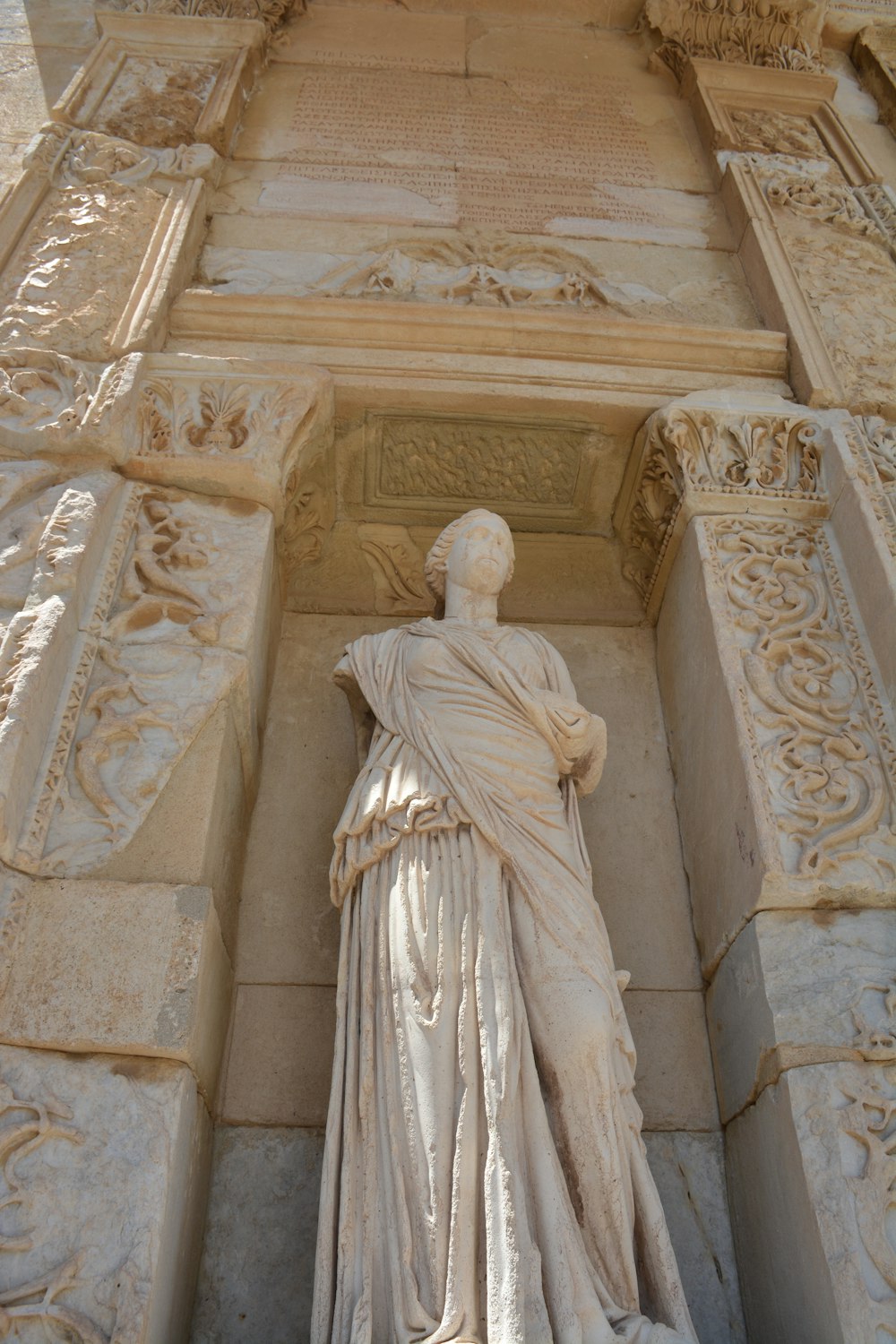 una statua di una donna in piedi di fronte a un edificio