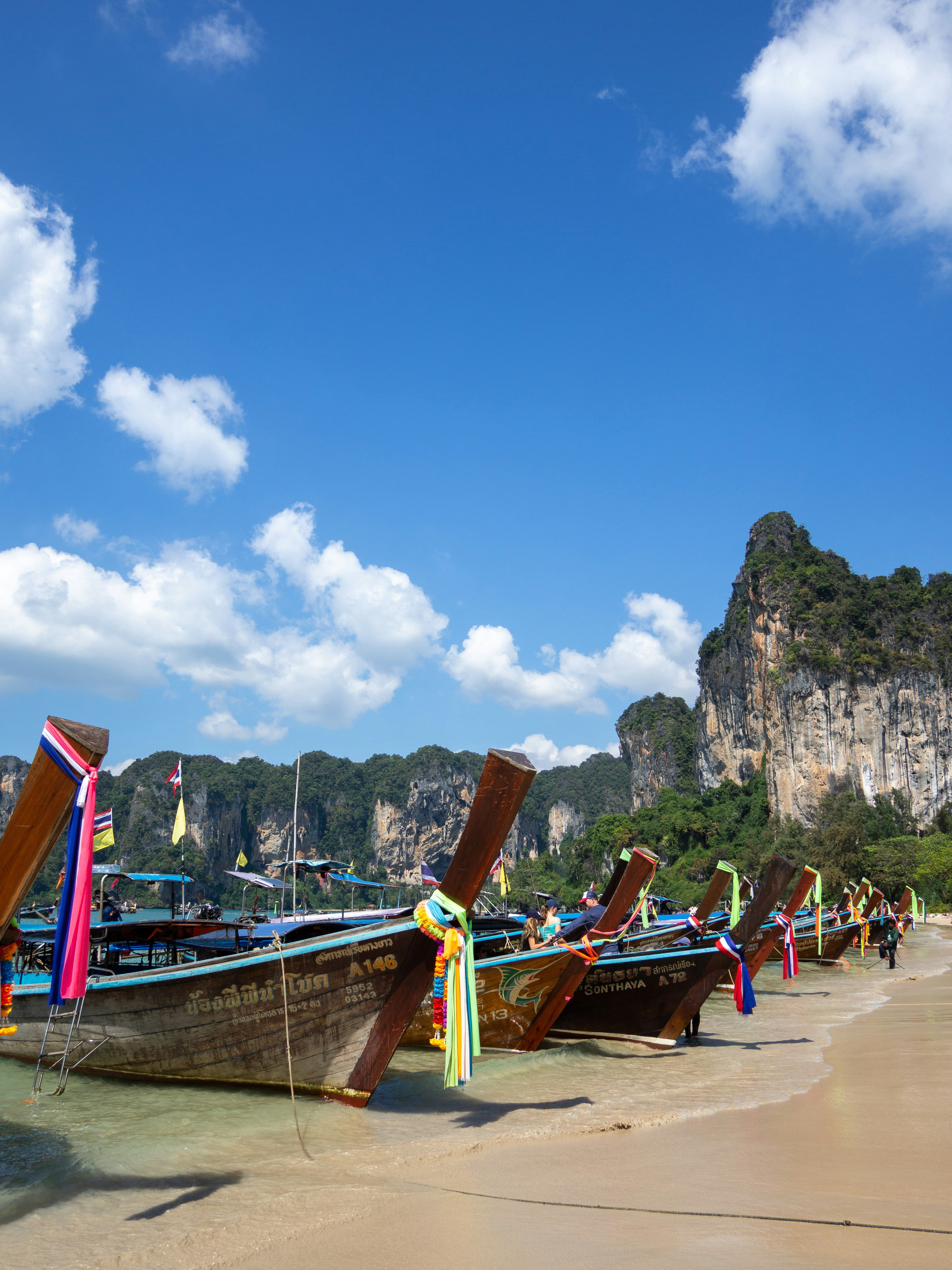 Comfortable Spending (400–900 THB per meal)