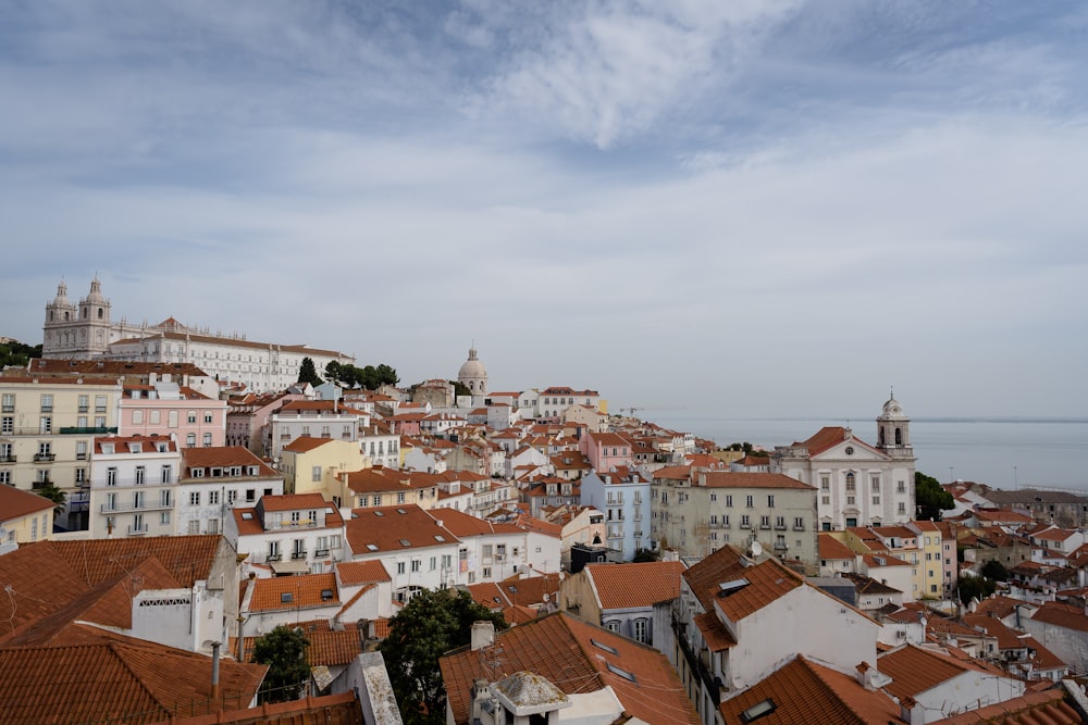 Blick auf eine Stadt von einem Hügel aus