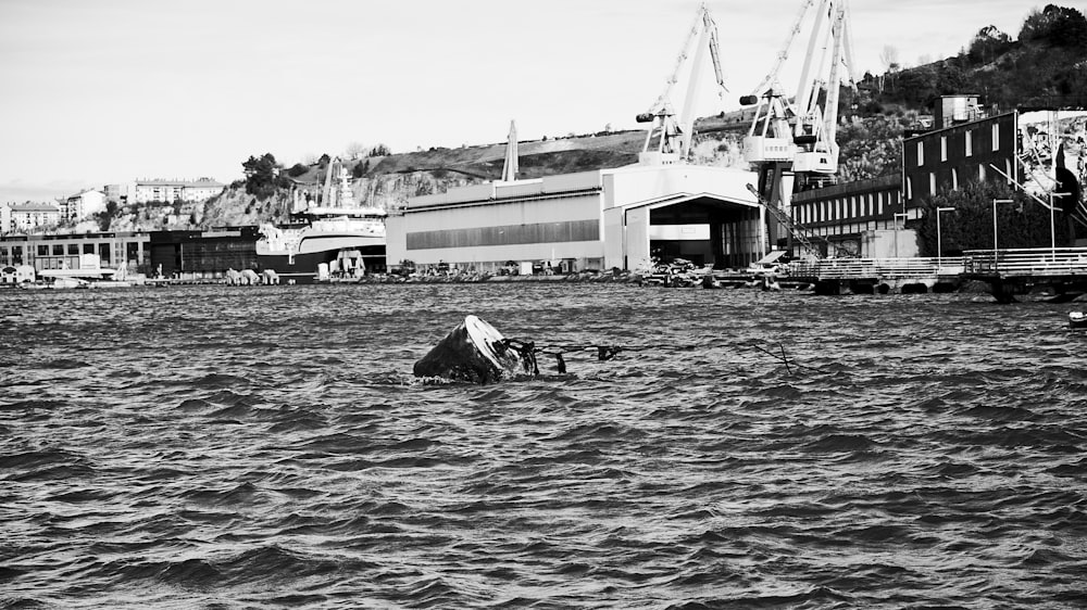 uma foto em preto e branco de um barco na água