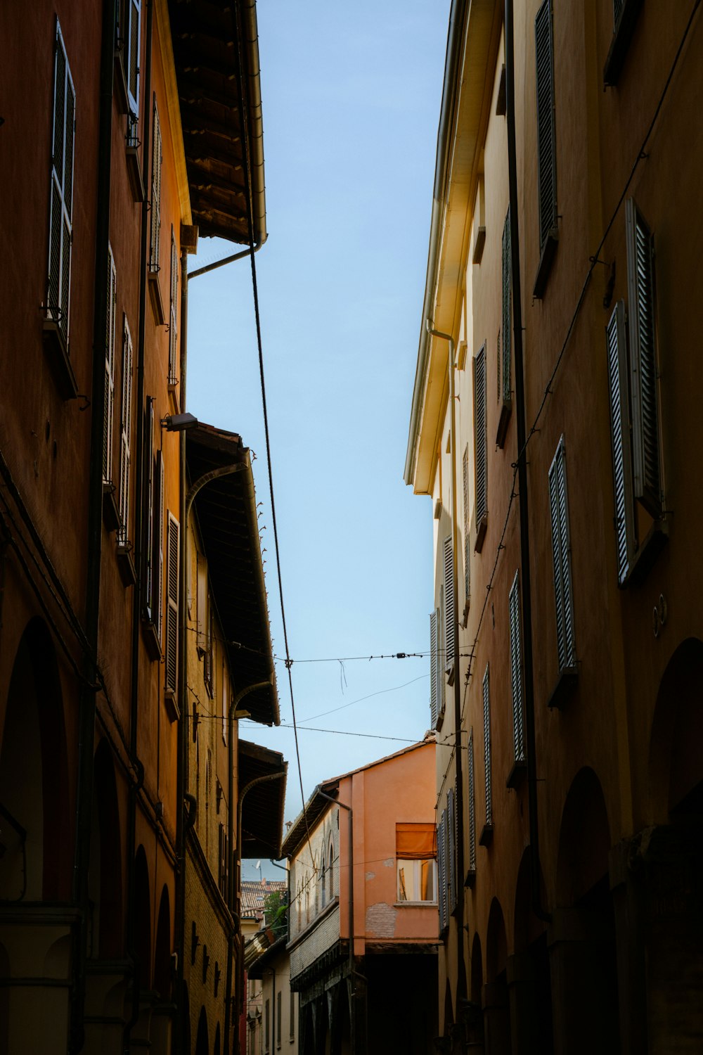 a narrow alley way with buildings on both sides