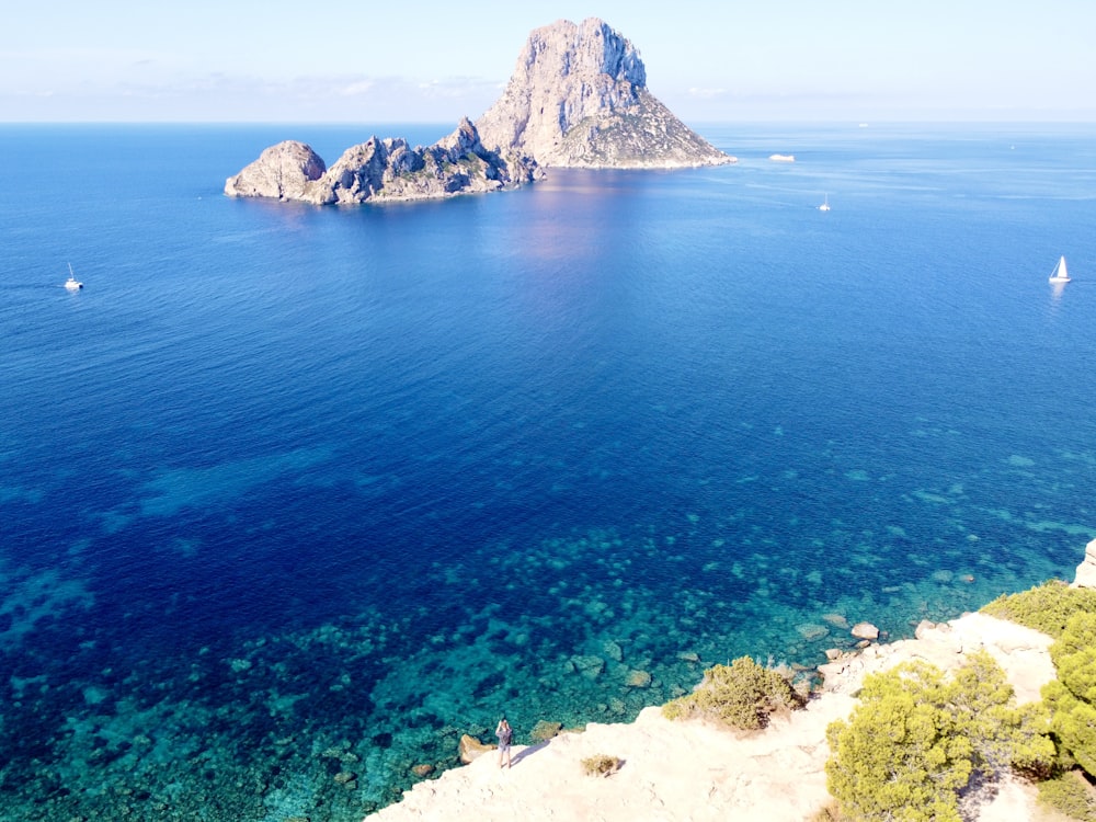 una gran masa de agua rodeada de montañas