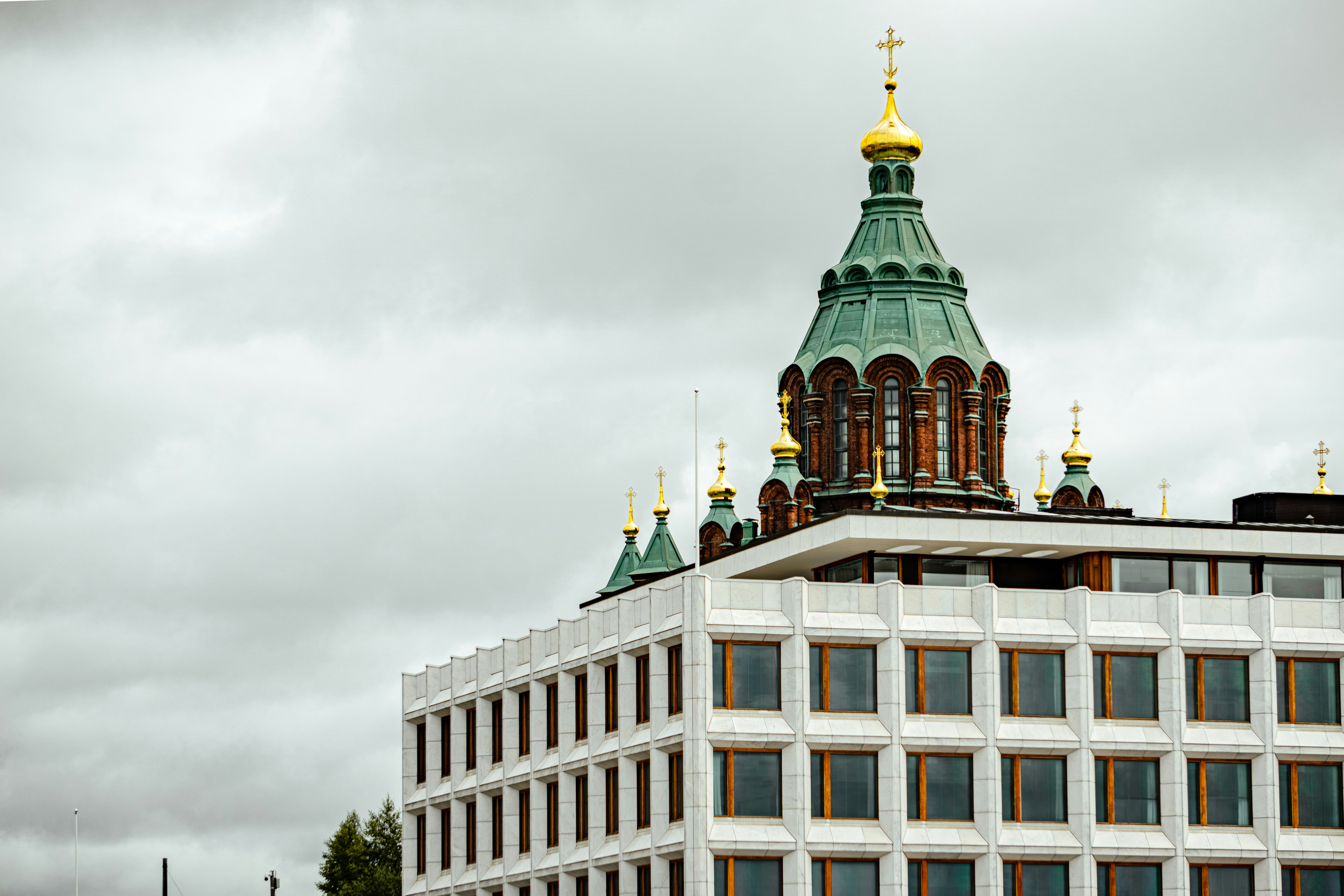 Un edificio alto con un orologio in cima