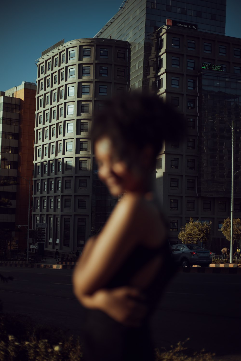 Una donna in piedi di fronte a un edificio alto