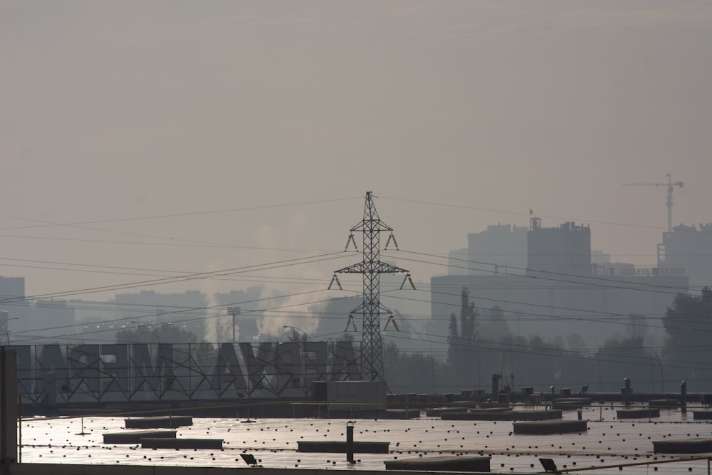 Vue d’une ligne électrique avec une ville en arrière-plan