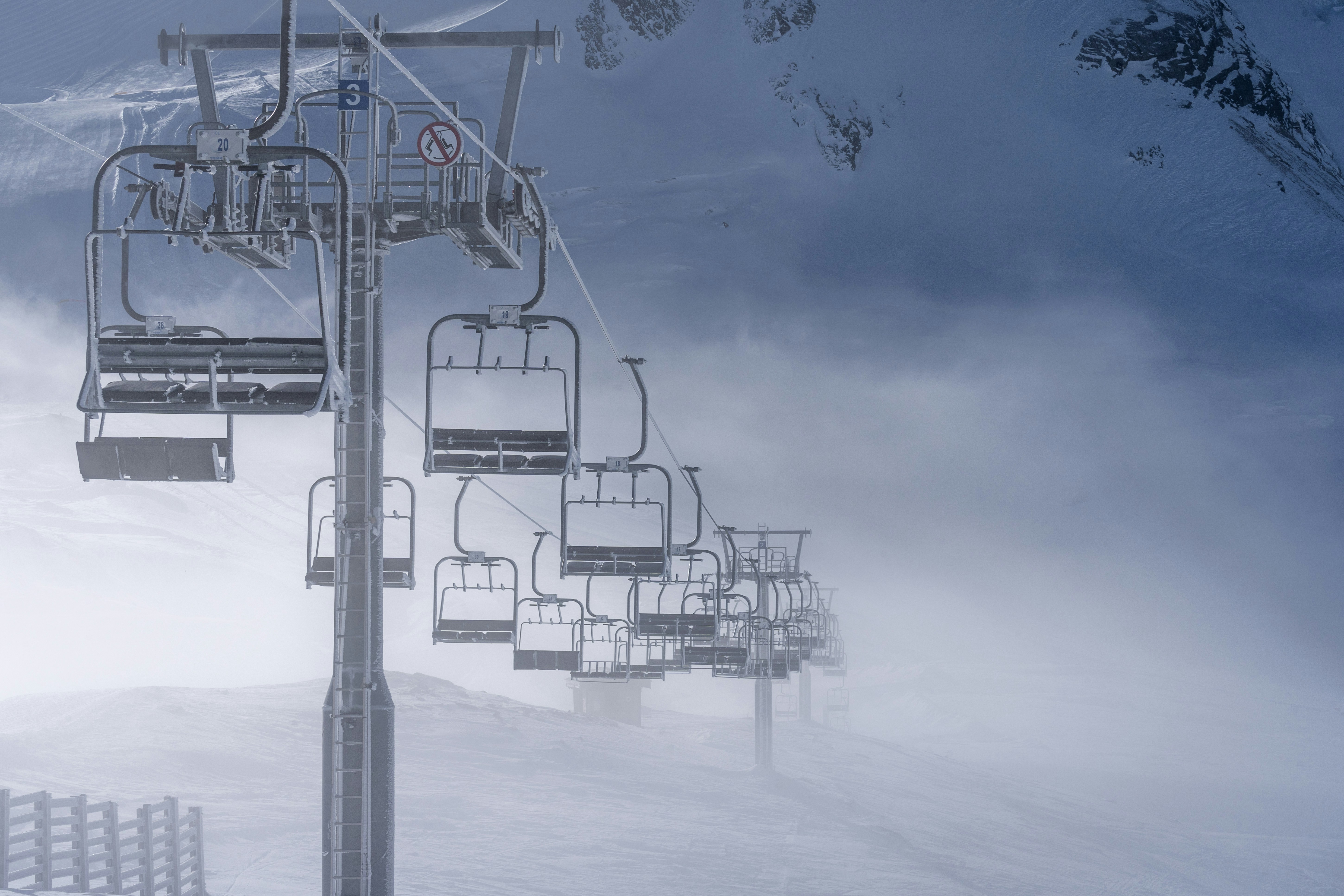 une remontée mécanique qui monte une montagne enneigée photo Photo La