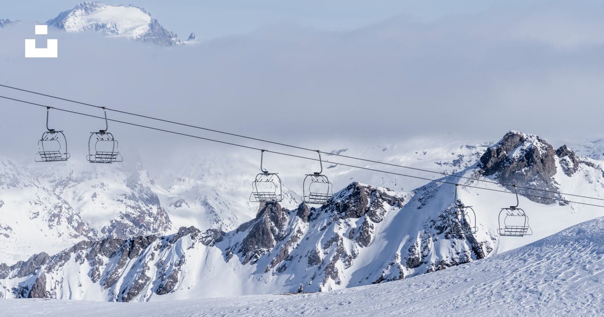 Une remontée mécanique qui monte une montagne enneigée photo Image