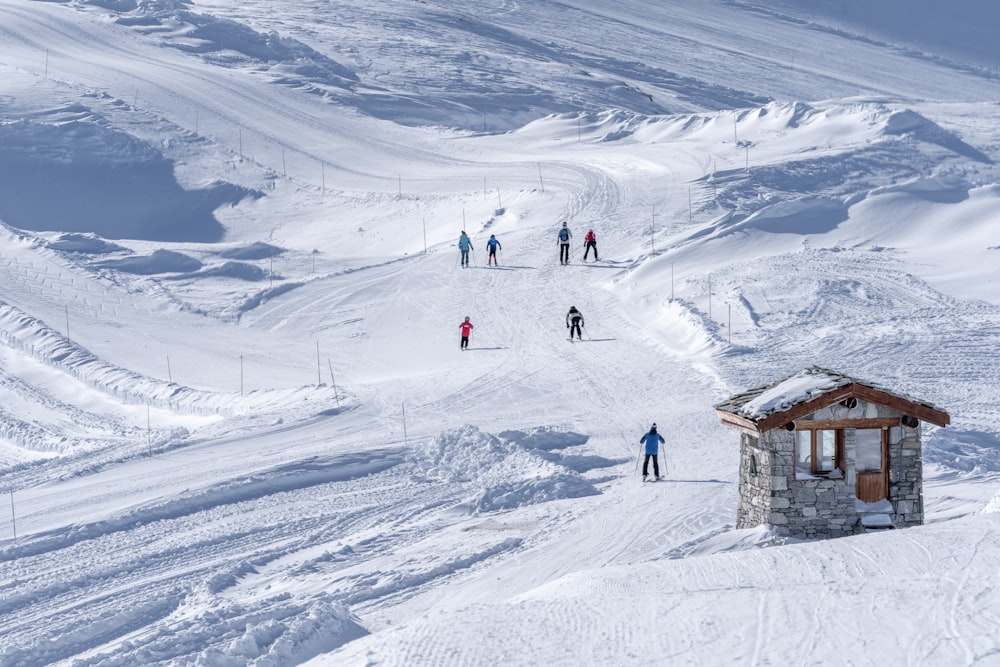 Un grupo de personas montando esquís por una pendiente cubierta de nieve