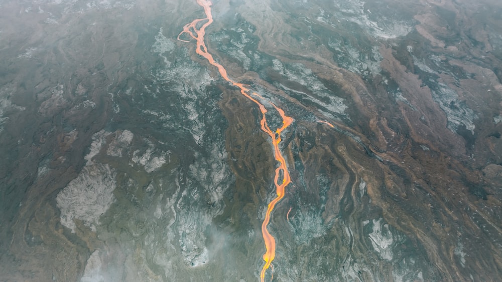 una veduta aerea di un fiume in montagna