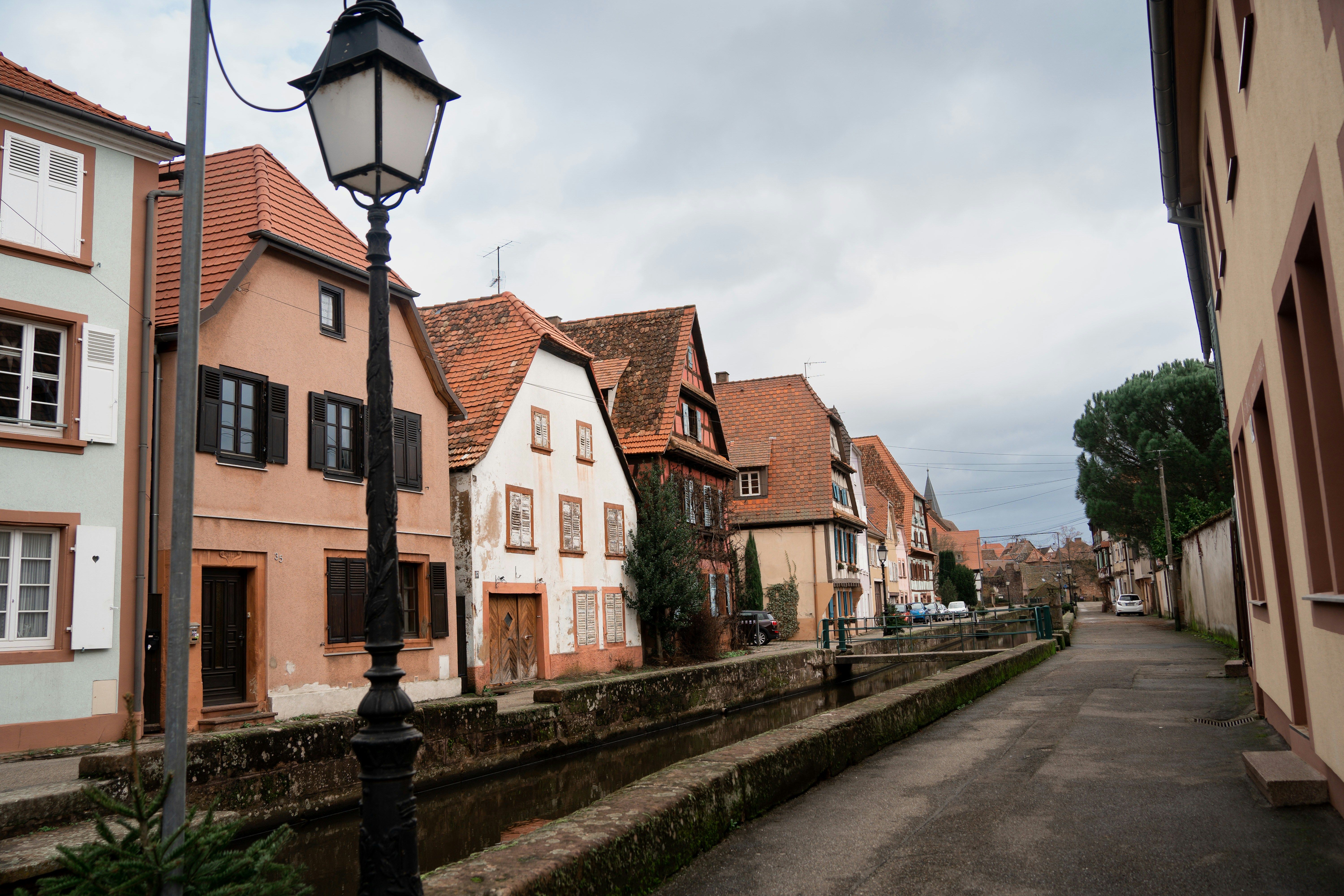 uma fileira de casas em uma rua com um poste de luz