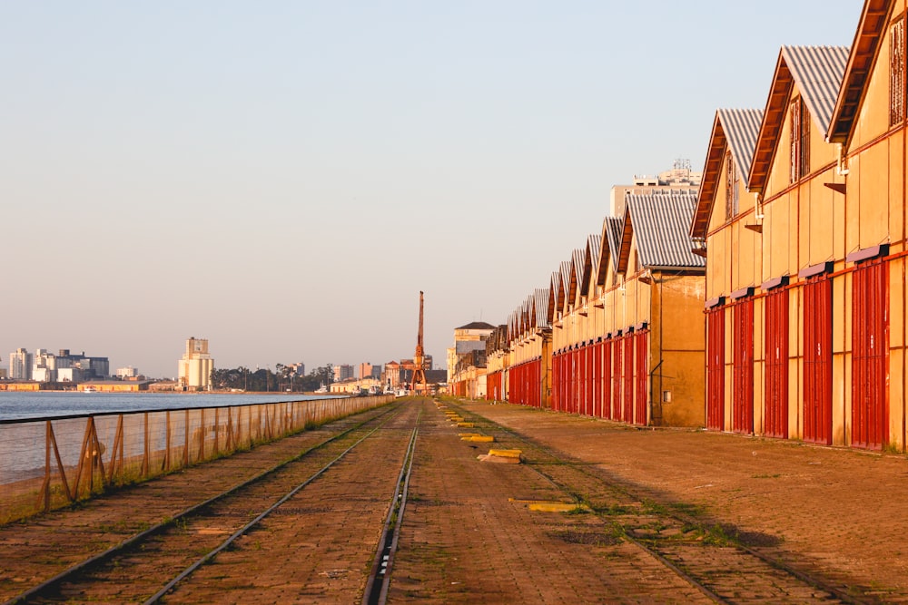 una hilera de edificios junto a un cuerpo de agua