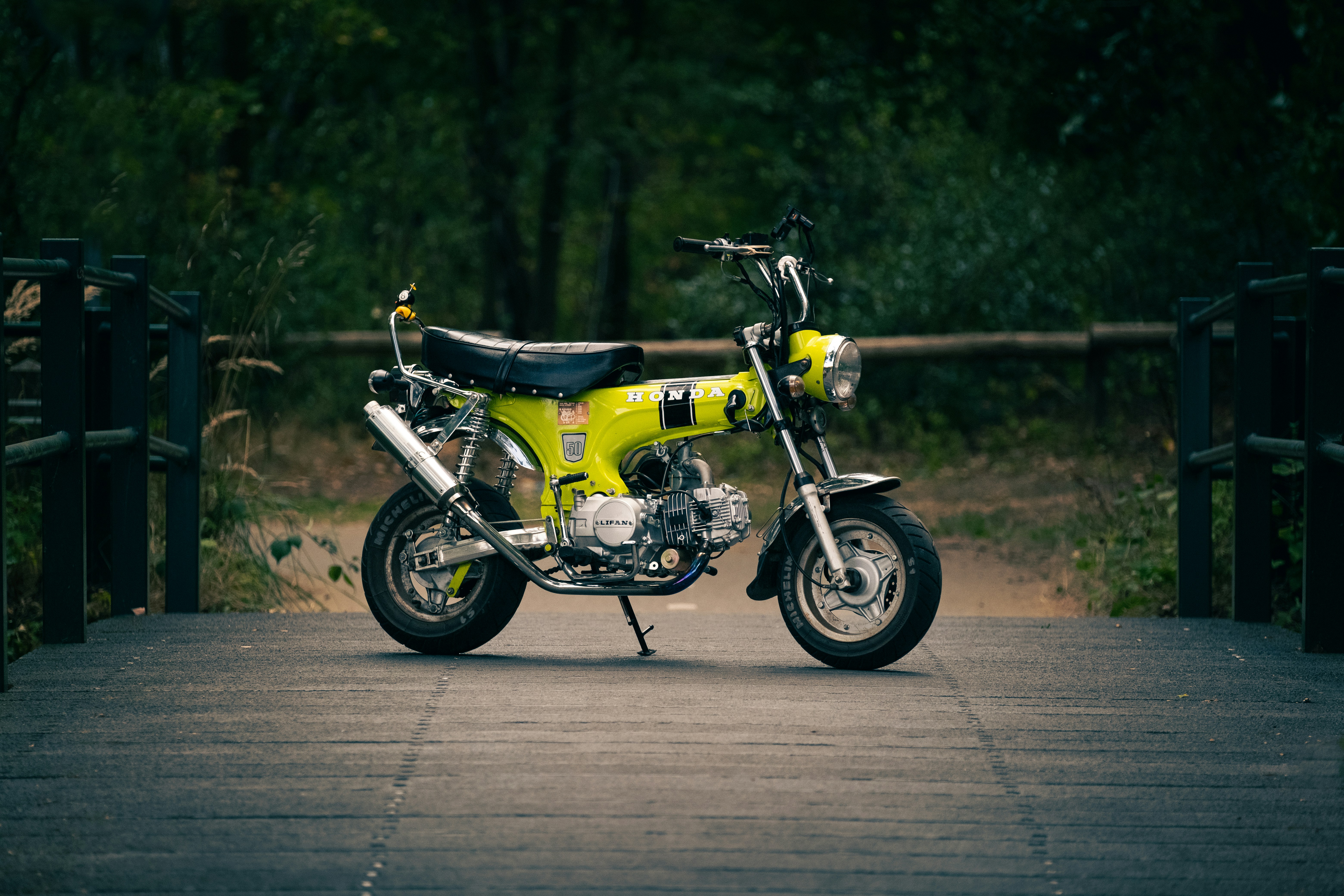 Ein gelb-schwarzes Motorrad auf einer Brücke geparkt