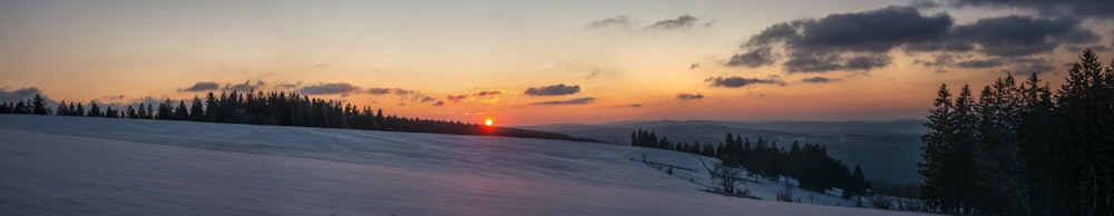 Le soleil se couche sur une montagne enneigée