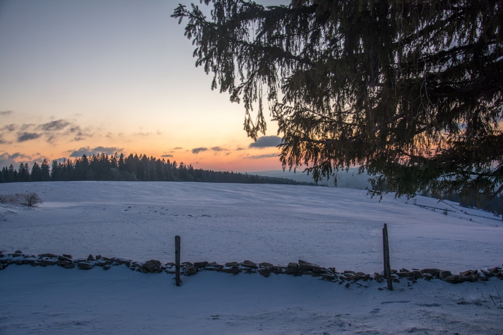 Le soleil se couche sur un champ enneigé