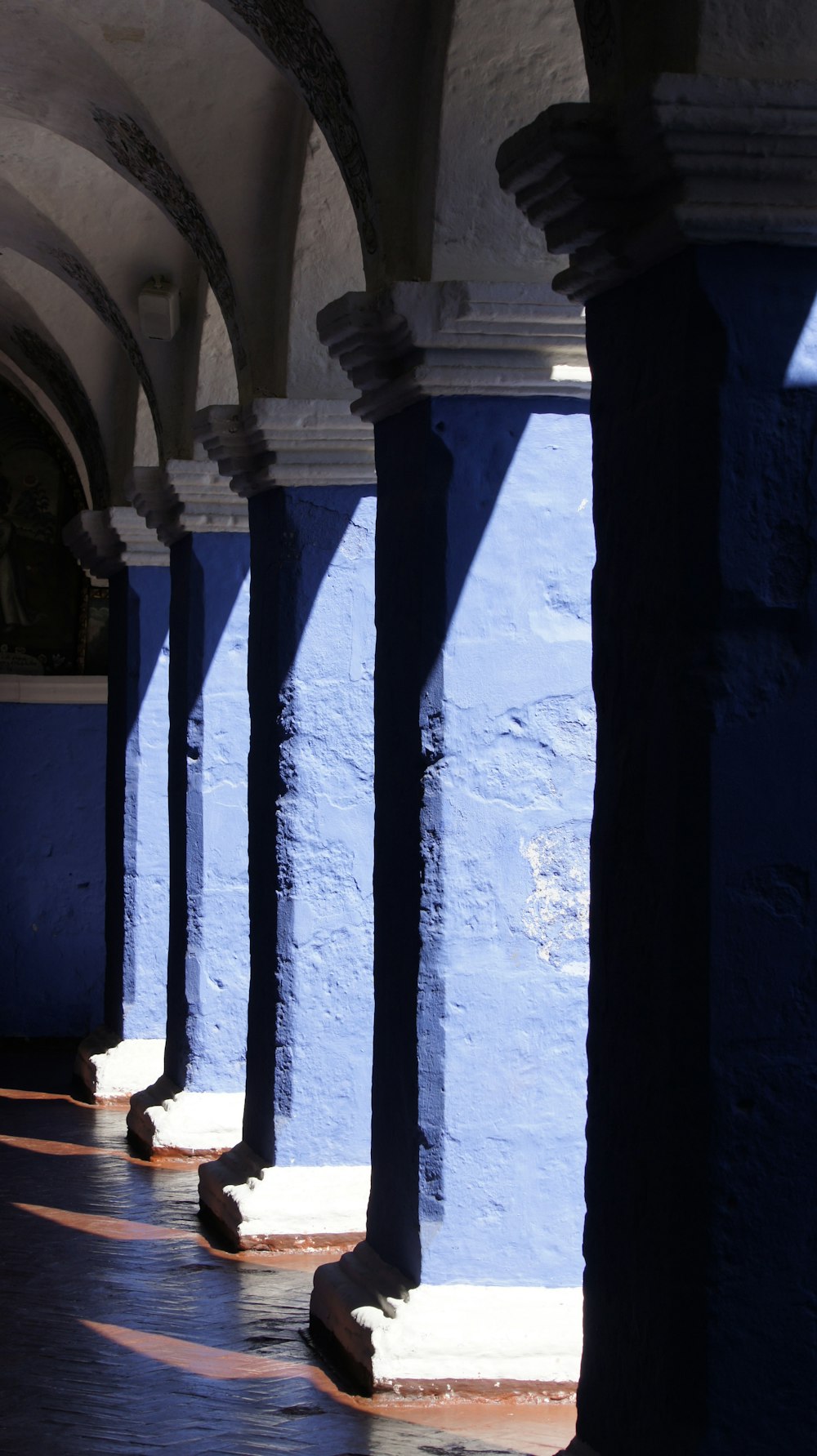 a row of blue and white pillars in a building