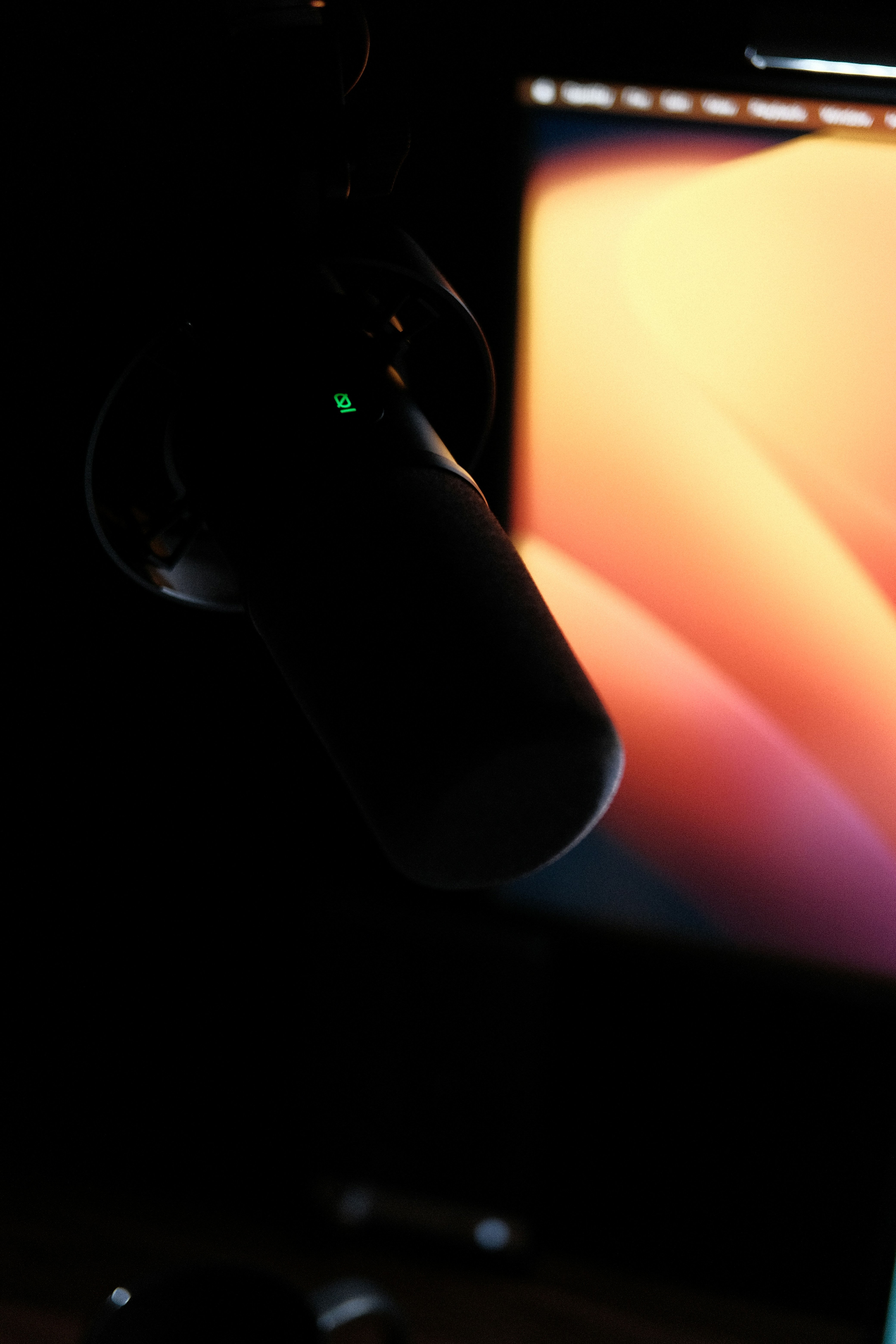 um close up de um telefone celular com um fundo desfocado