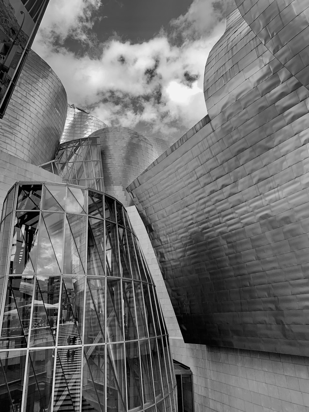 a black and white photo of a building