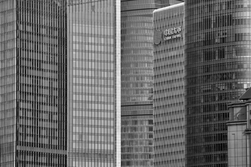 uma foto em preto e branco de alguns edifícios muito altos