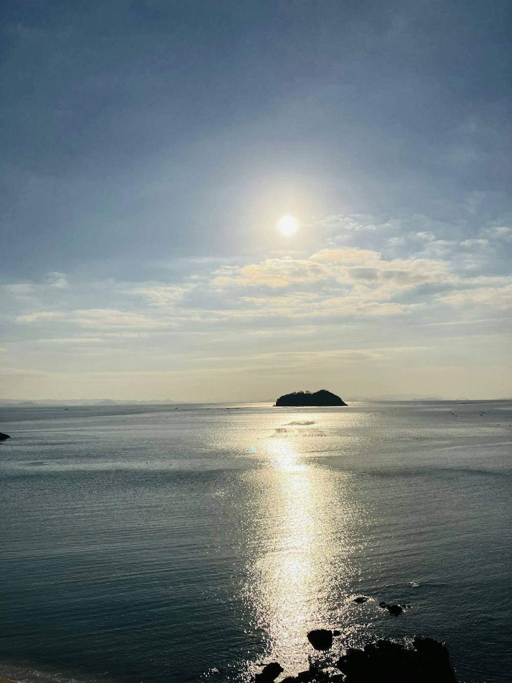 Un cuerpo de agua con una pequeña isla en la distancia