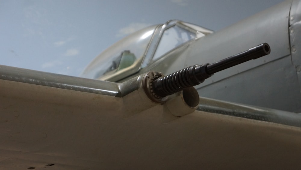 Un primer plano de una hélice en un avión