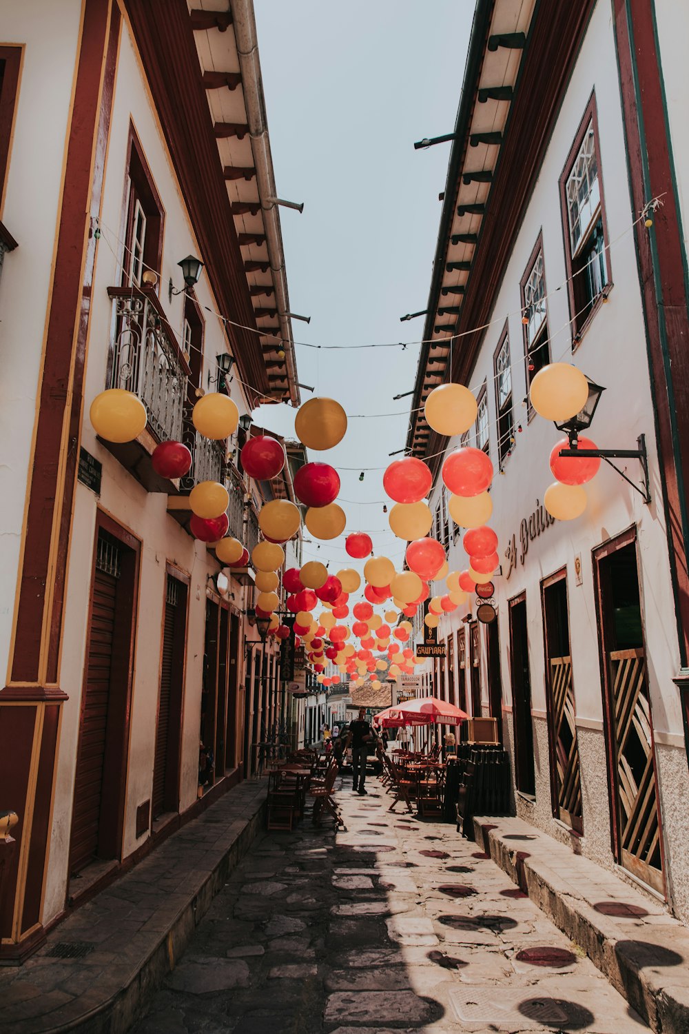 uma rua forrada com muitas lanternas vermelhas e amarelas