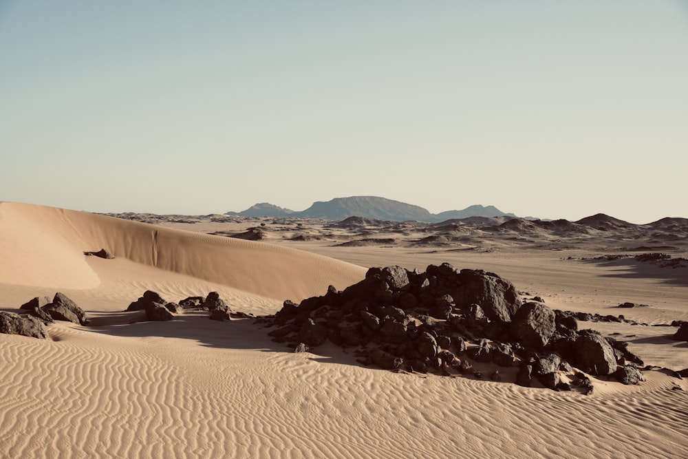 Una escena desértica con rocas y dunas de arena