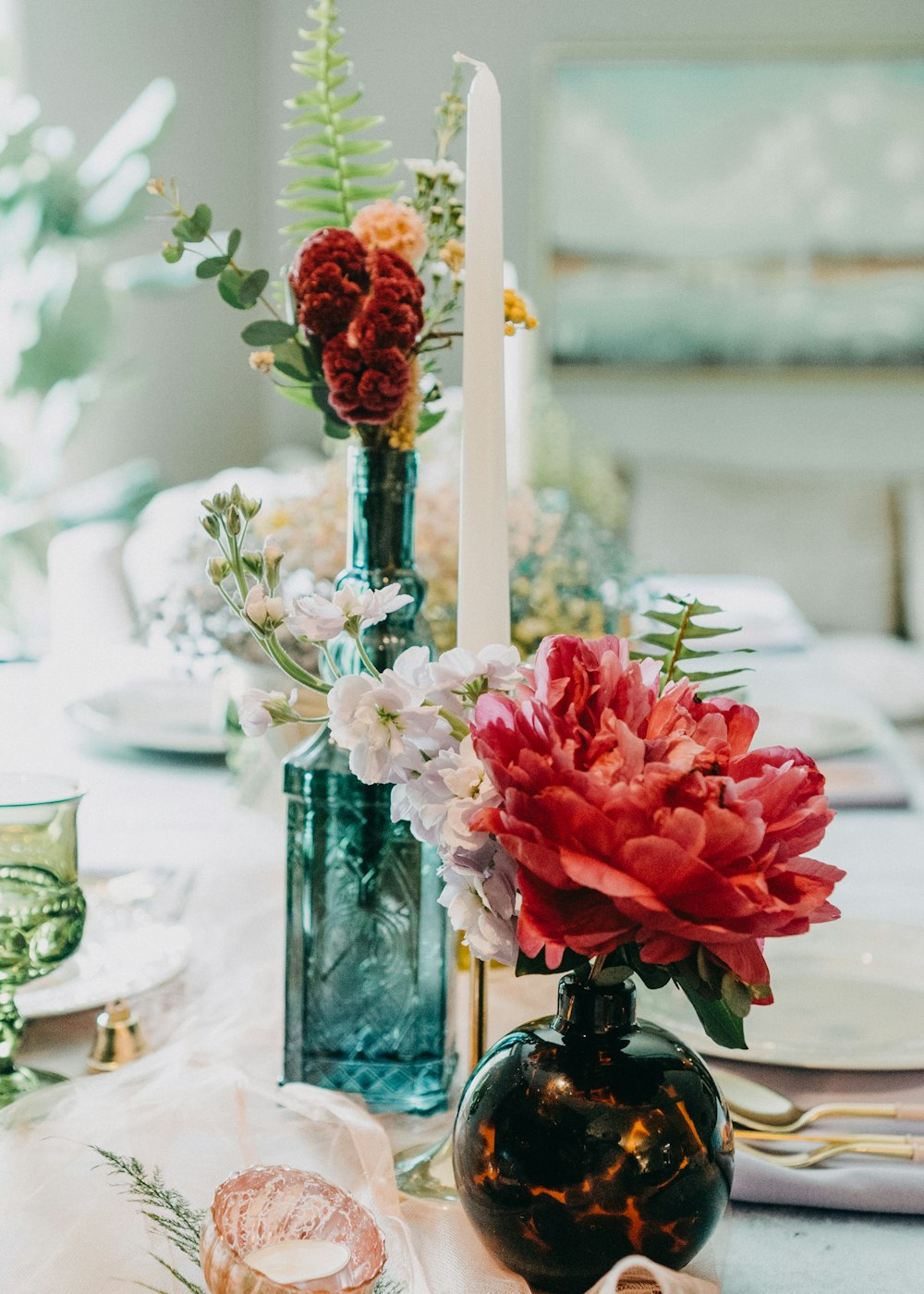 uma mesa coberta com dois vasos cheios de flores