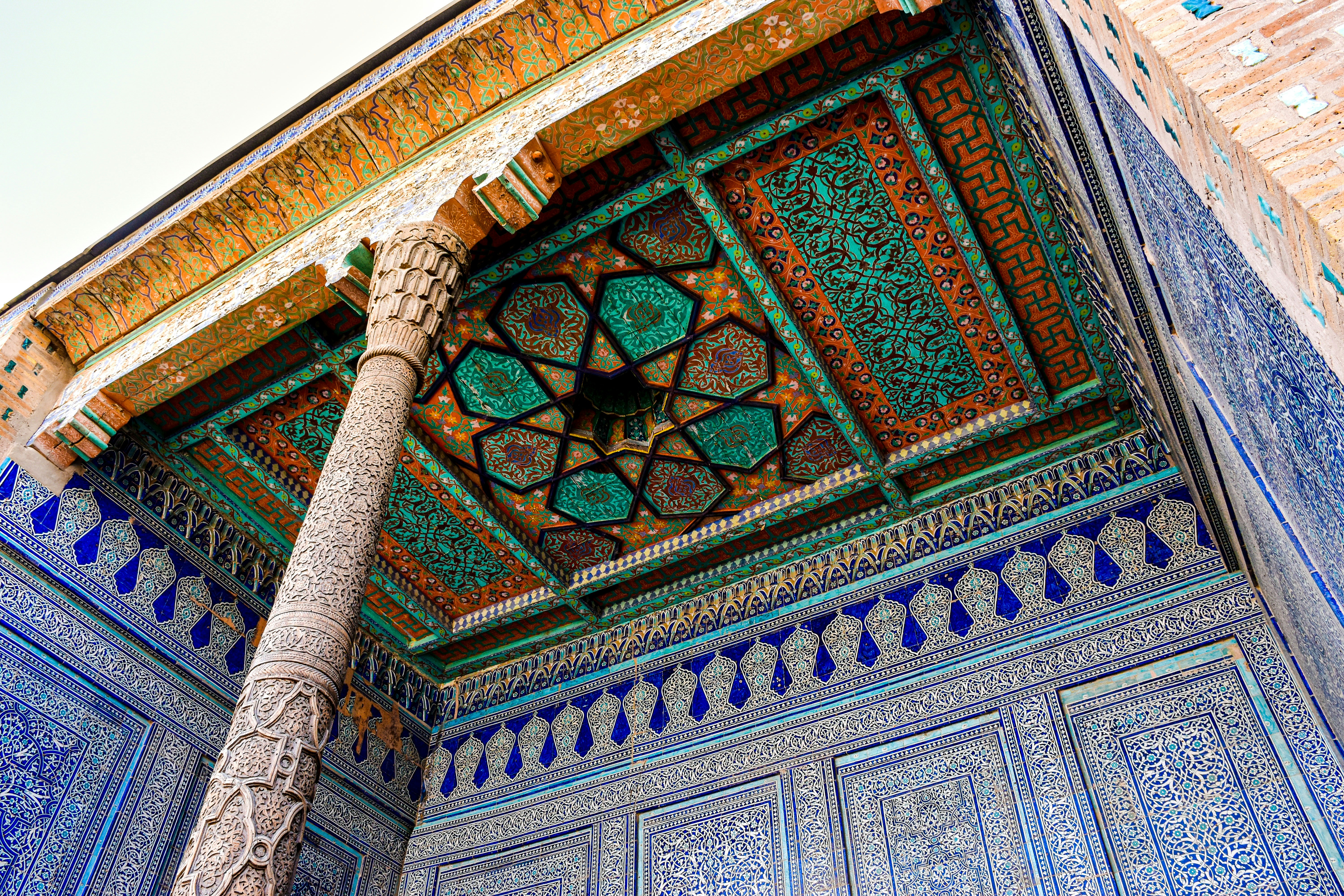 Le splendide decorazioni della Juma Mosque