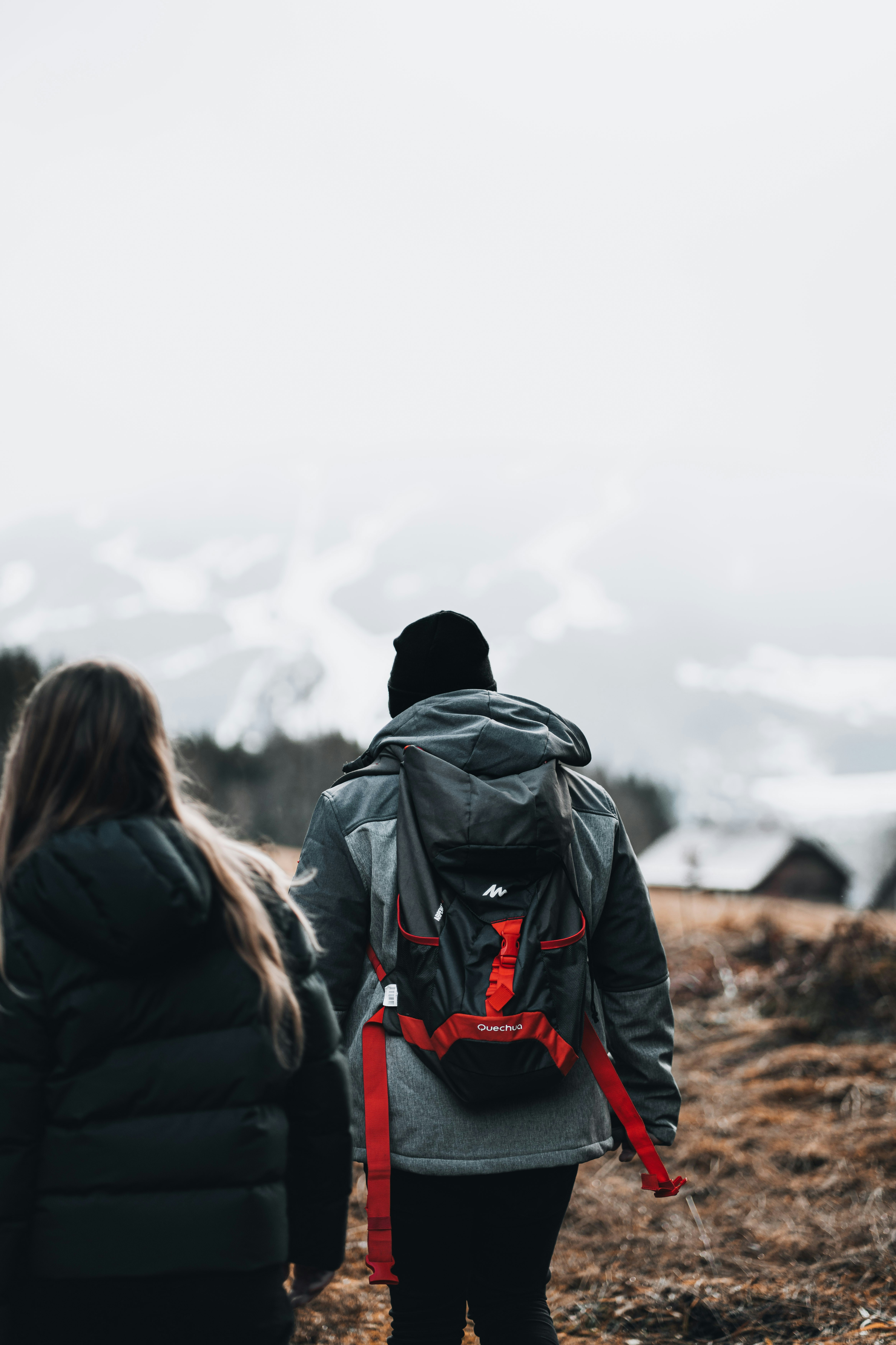 Un par de personas que están de pie en la hierba