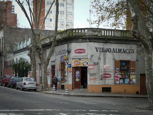 A street corner with cars parked on the side of the road — Montevideo, Uruguay