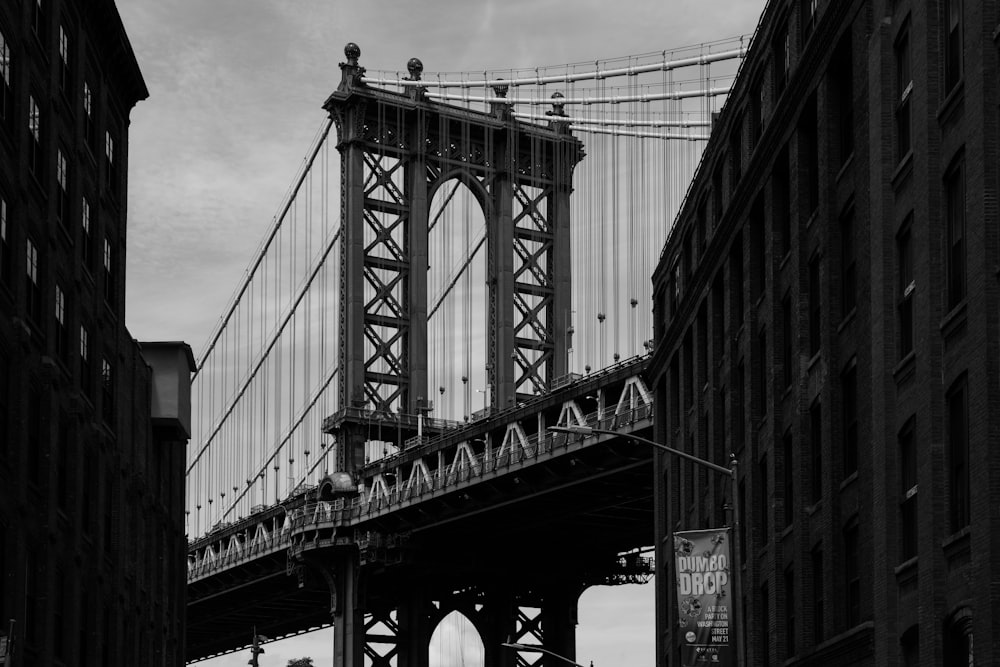 Una foto en blanco y negro del puente de Brooklyn