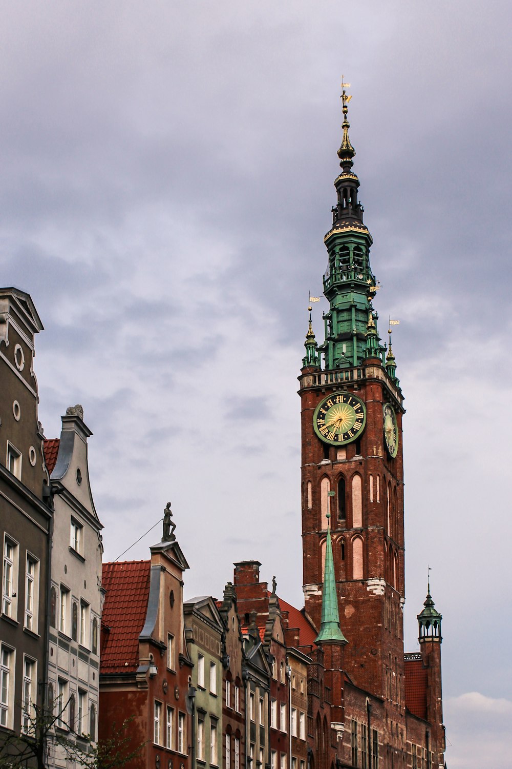 Una gran torre del reloj que se eleva sobre una ciudad