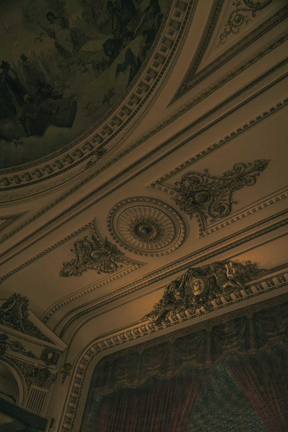 劇場の華やかに装飾された天井