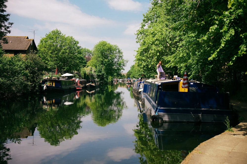 Un homme debout sur un bateau sur une rivière