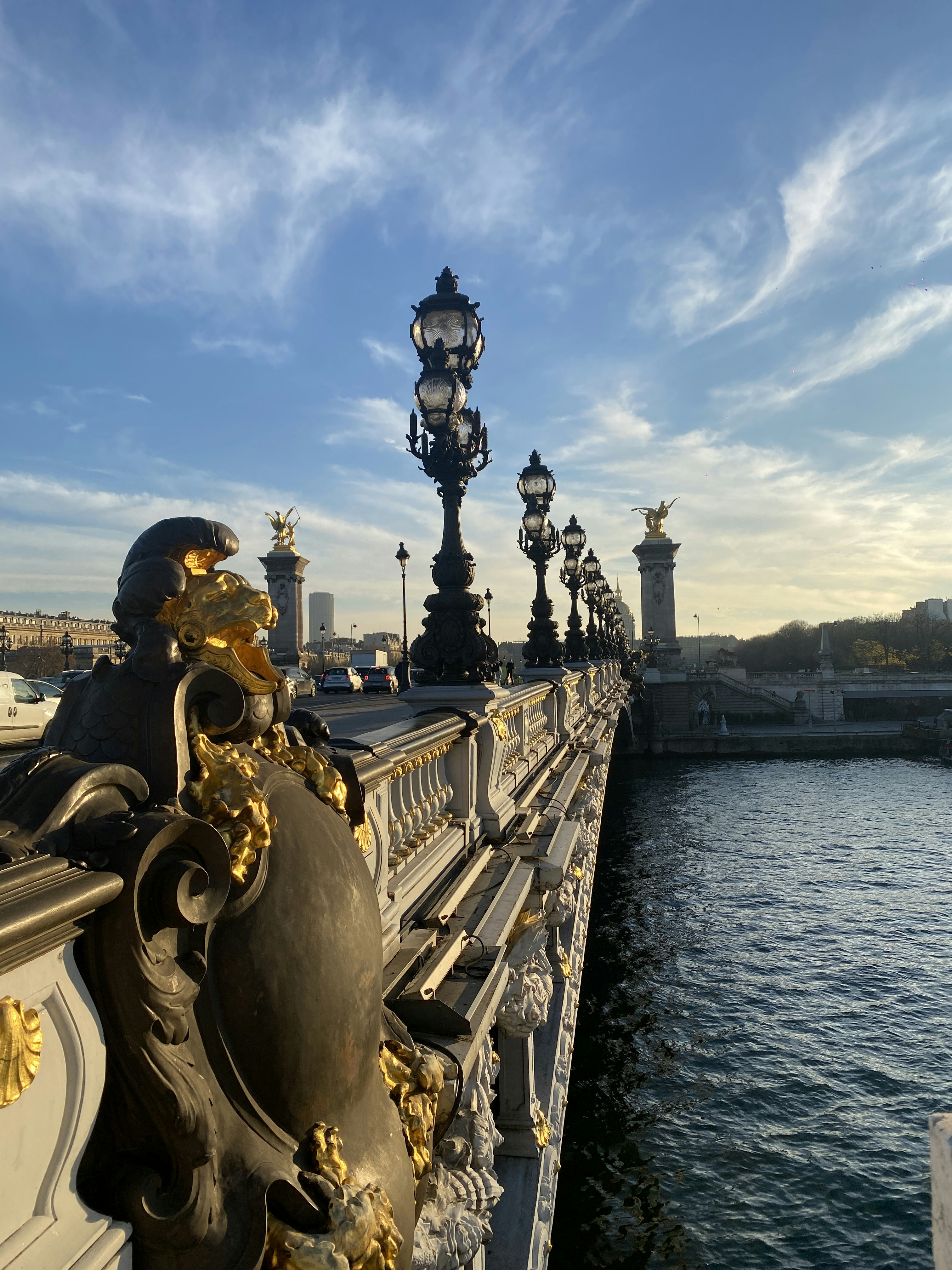 una vista di un ponte su uno specchio d'acqua