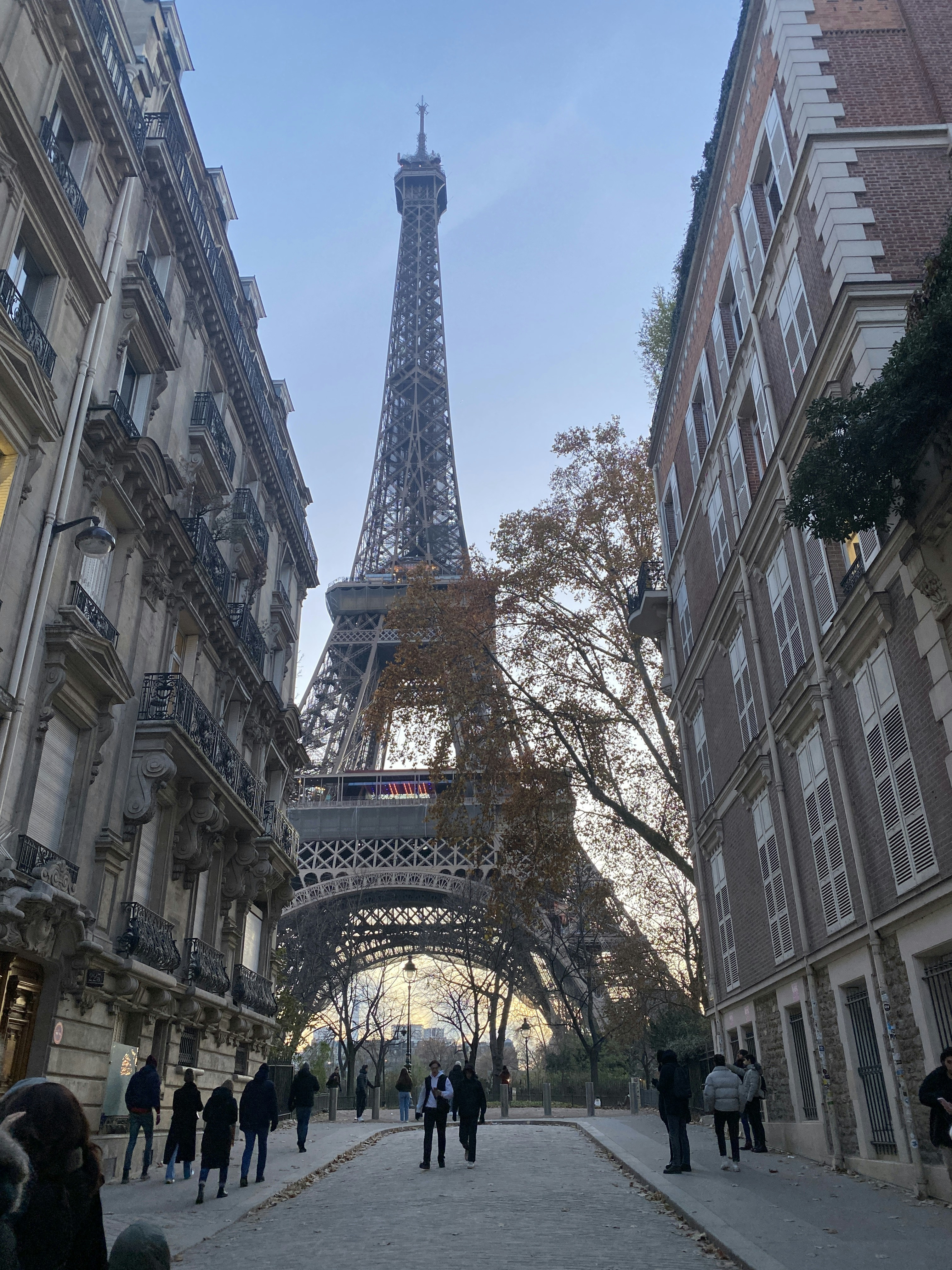 La Torre Eiffel che domina la città di Parigi