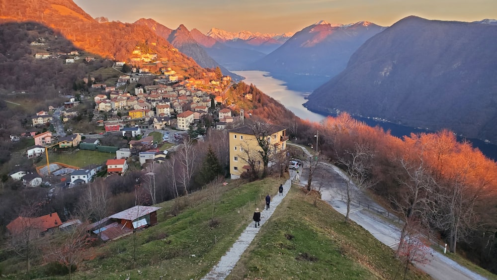 una vista panoramica di un villaggio e delle montagne