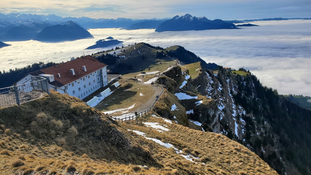 Ein Haus auf einem Berg, umgeben von Wolken