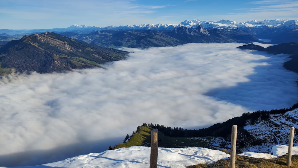 una vista di una catena montuosa coperta di nuvole