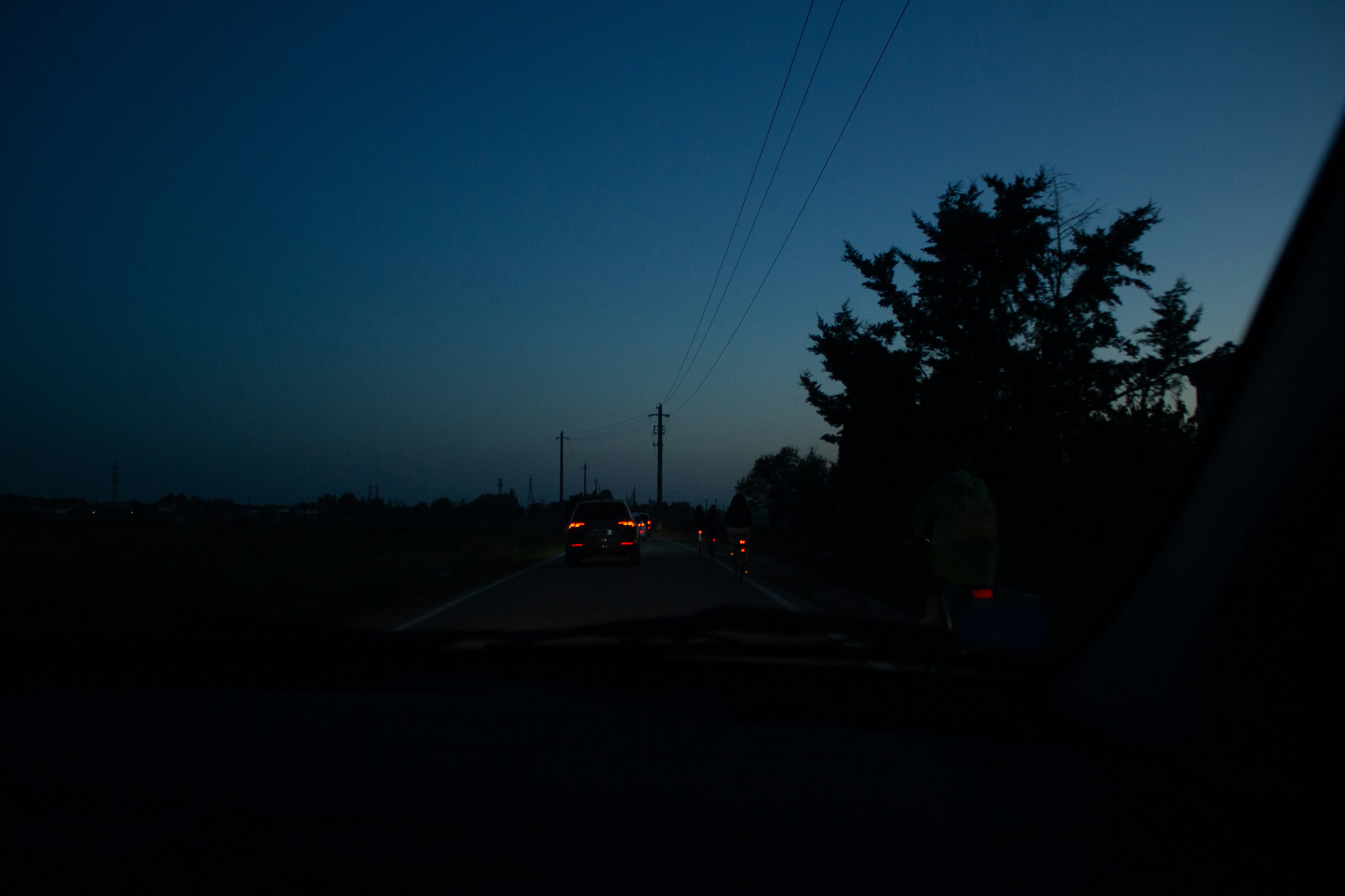 Foto zum Thema Ein Auto, das nachts eine Straße entlang fährt