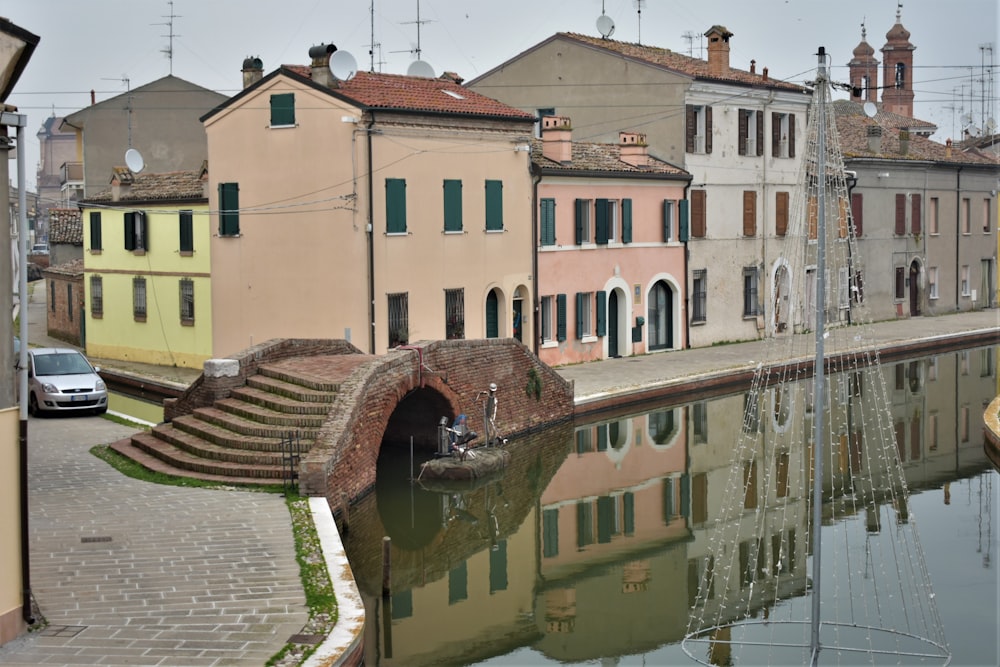 Ein Kanal, der durch eine kleine Stadt neben hohen Gebäuden verläuft