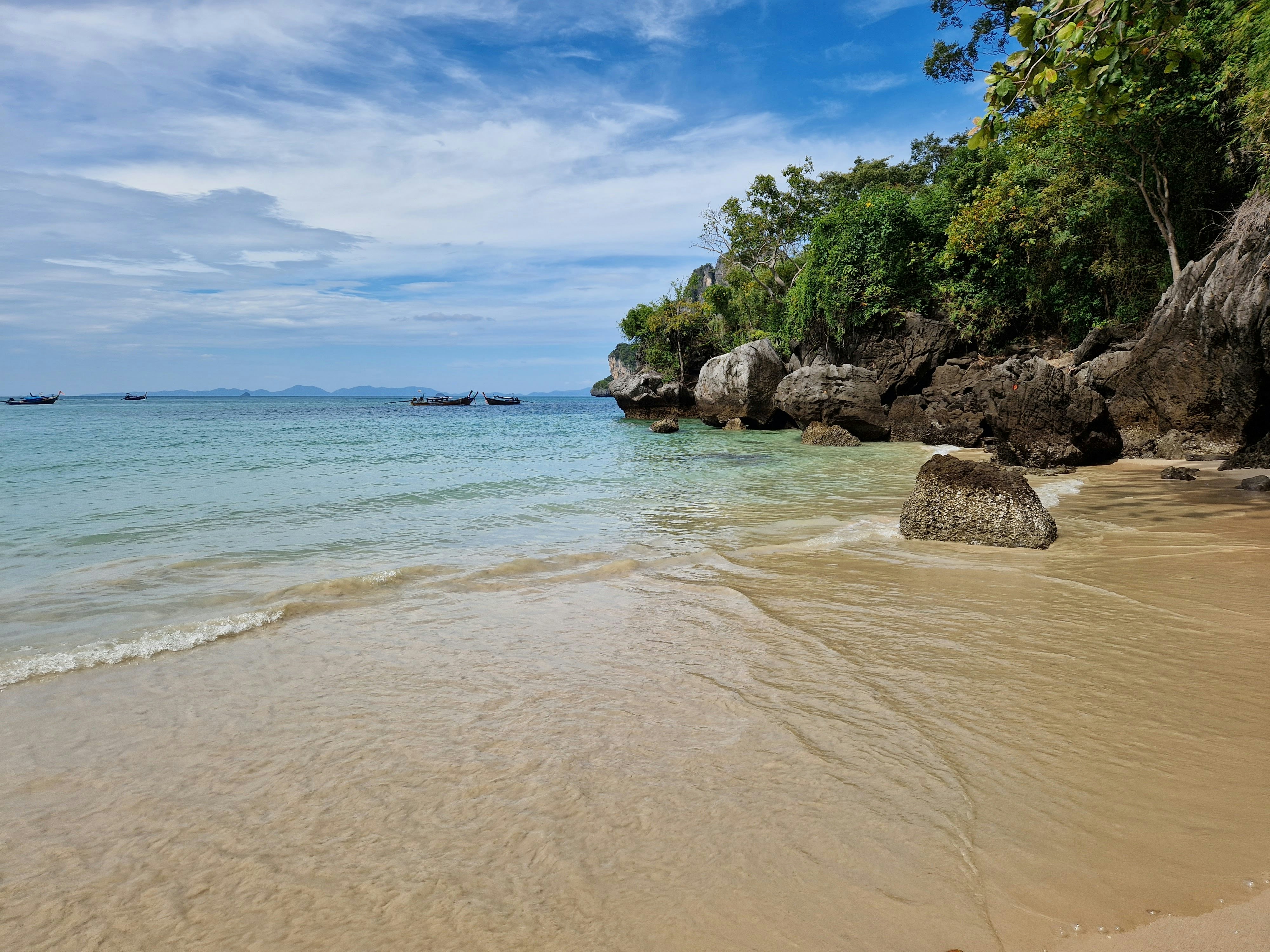 una spiaggia che ha alcune rocce nell'acqua