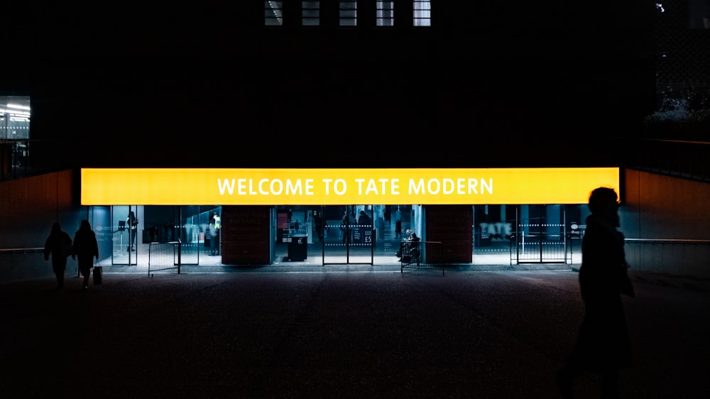 Un panneau jaune sur lequel on peut lire Bienvenue à la Tate Modern